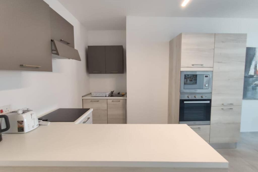 Brand New 3 Bedroom Apartment Close To The Sea Gzira Exterior photo